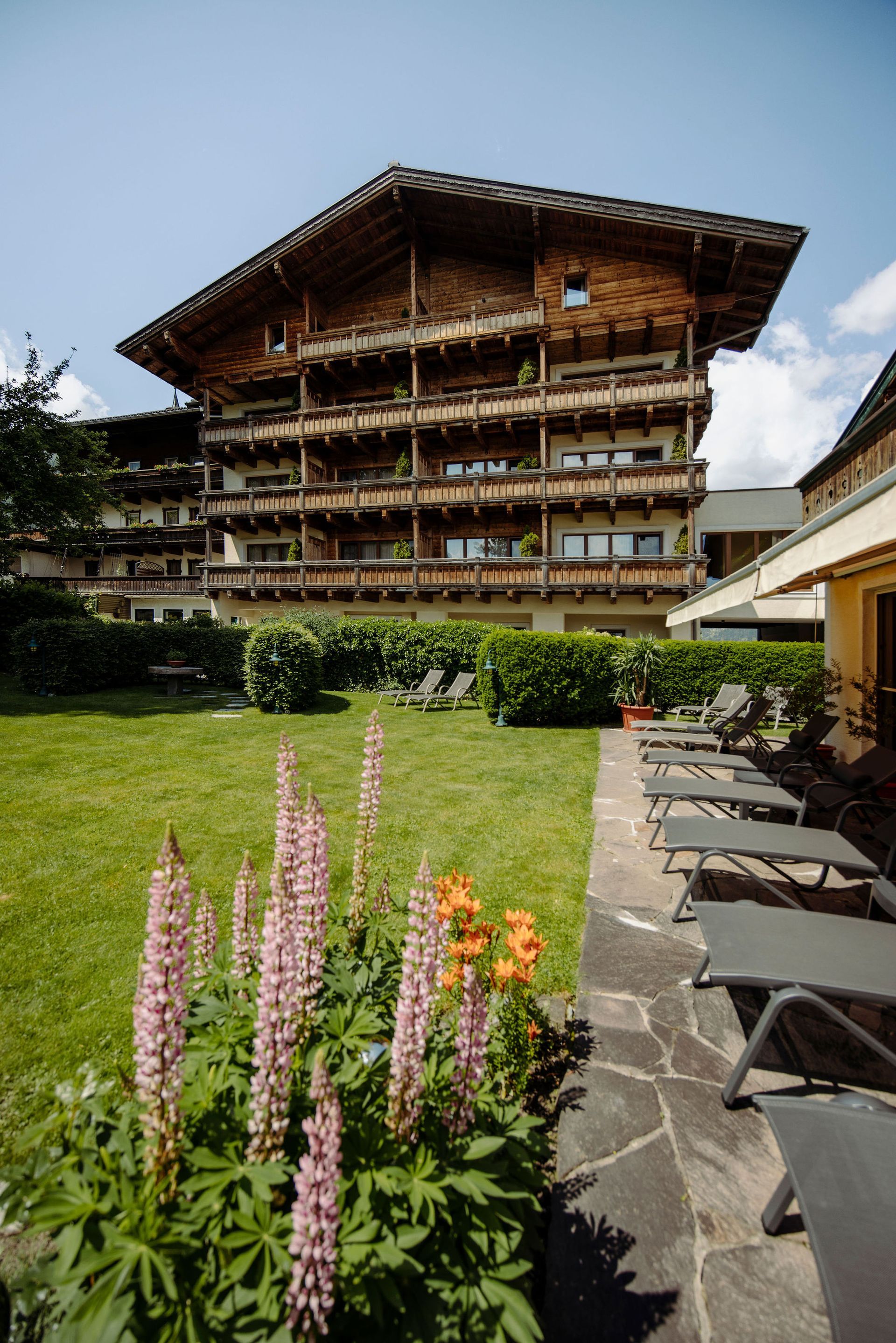 Ein großes Holzgebäude mit einem üppigen grünen Rasen davor.