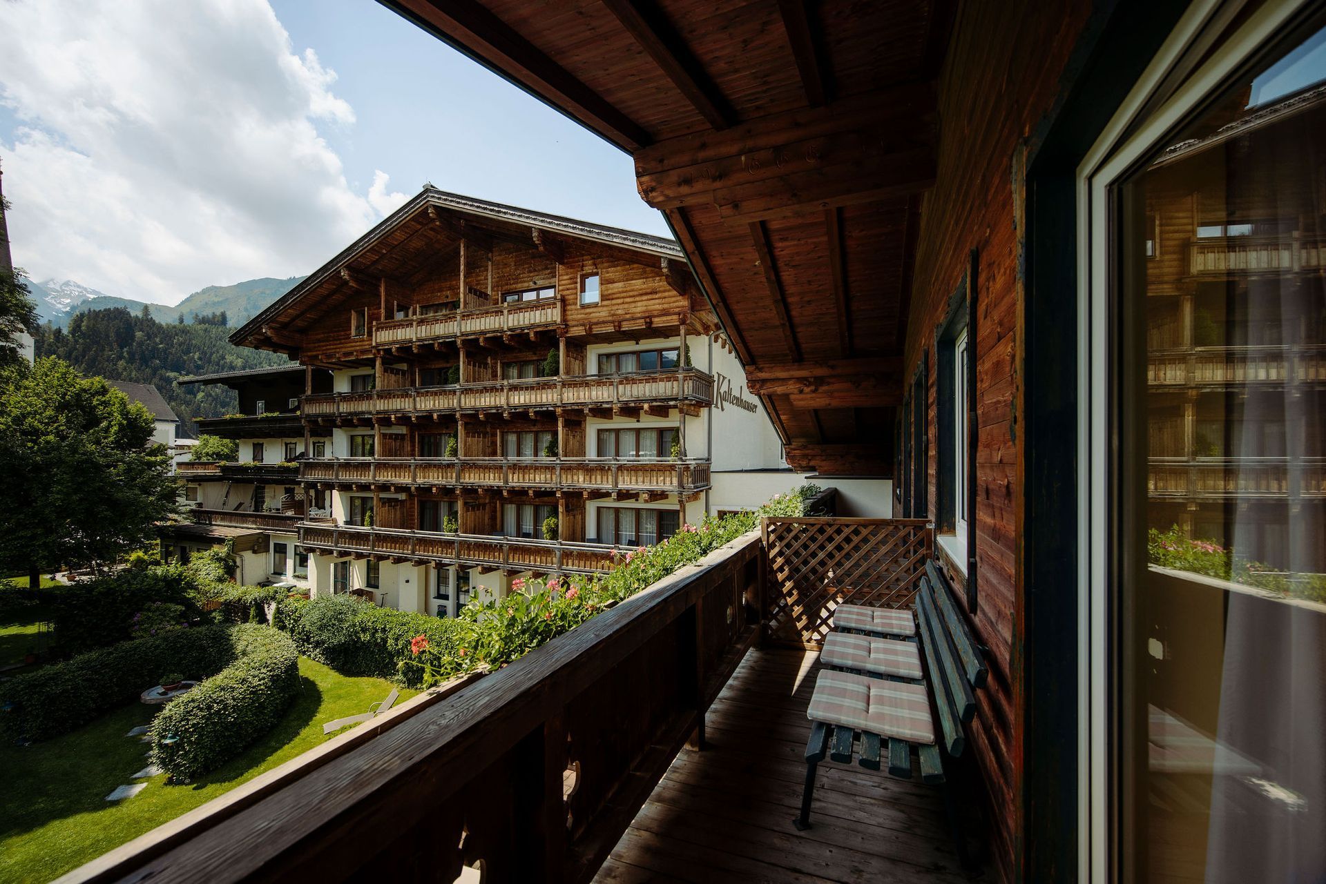 Außenaufnahme vom schneebedeckten Hotel Kaltenhauser im Winter. 
