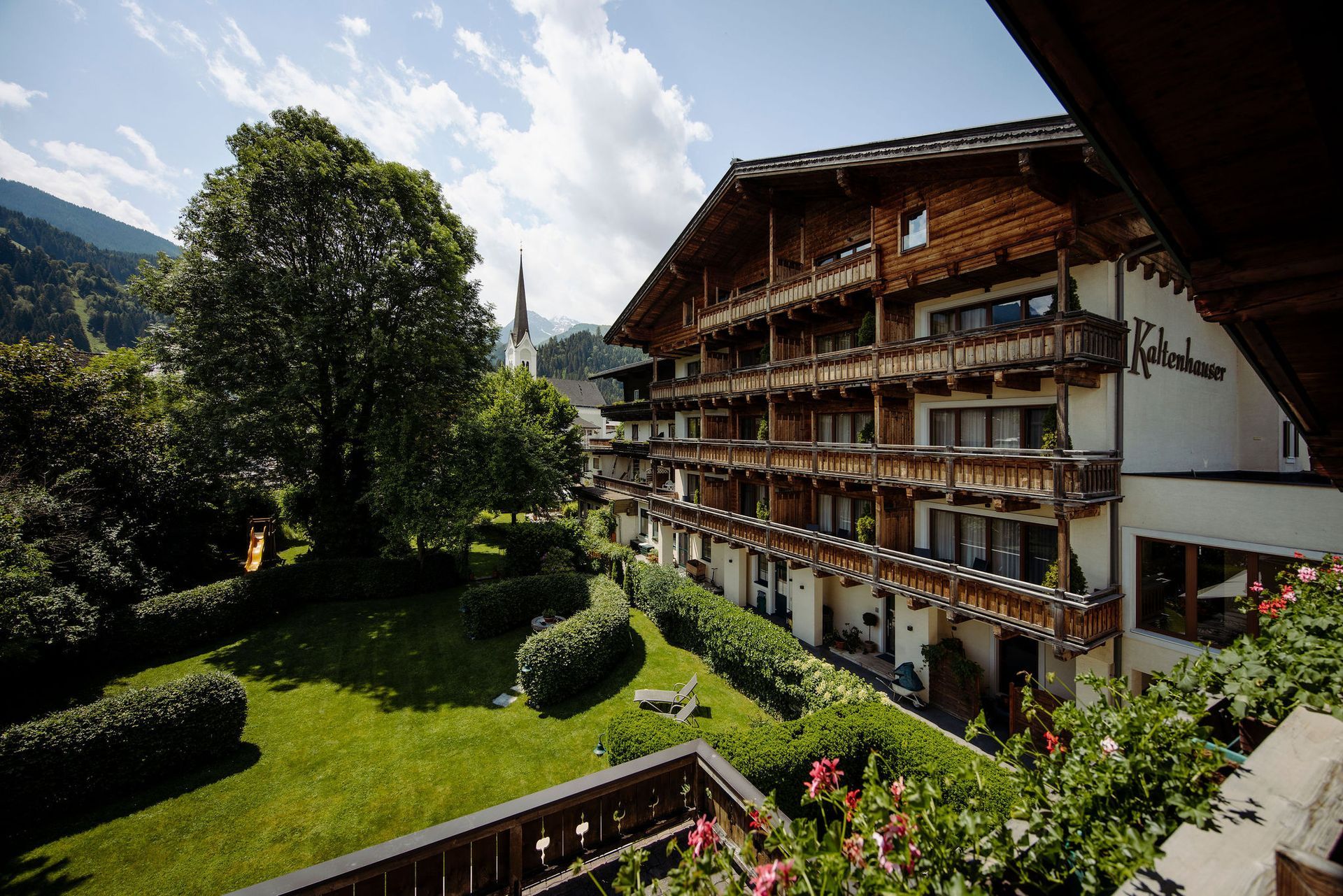 Hotel Kaltenhauser mit vielen Fenstern und Balkonen
