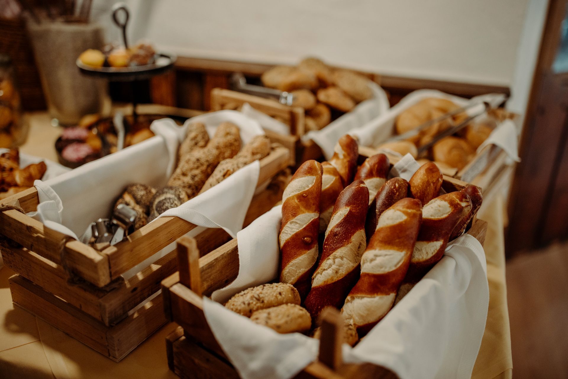 Es gibt viele verschiedene Brotsorten auf dem Tisch.