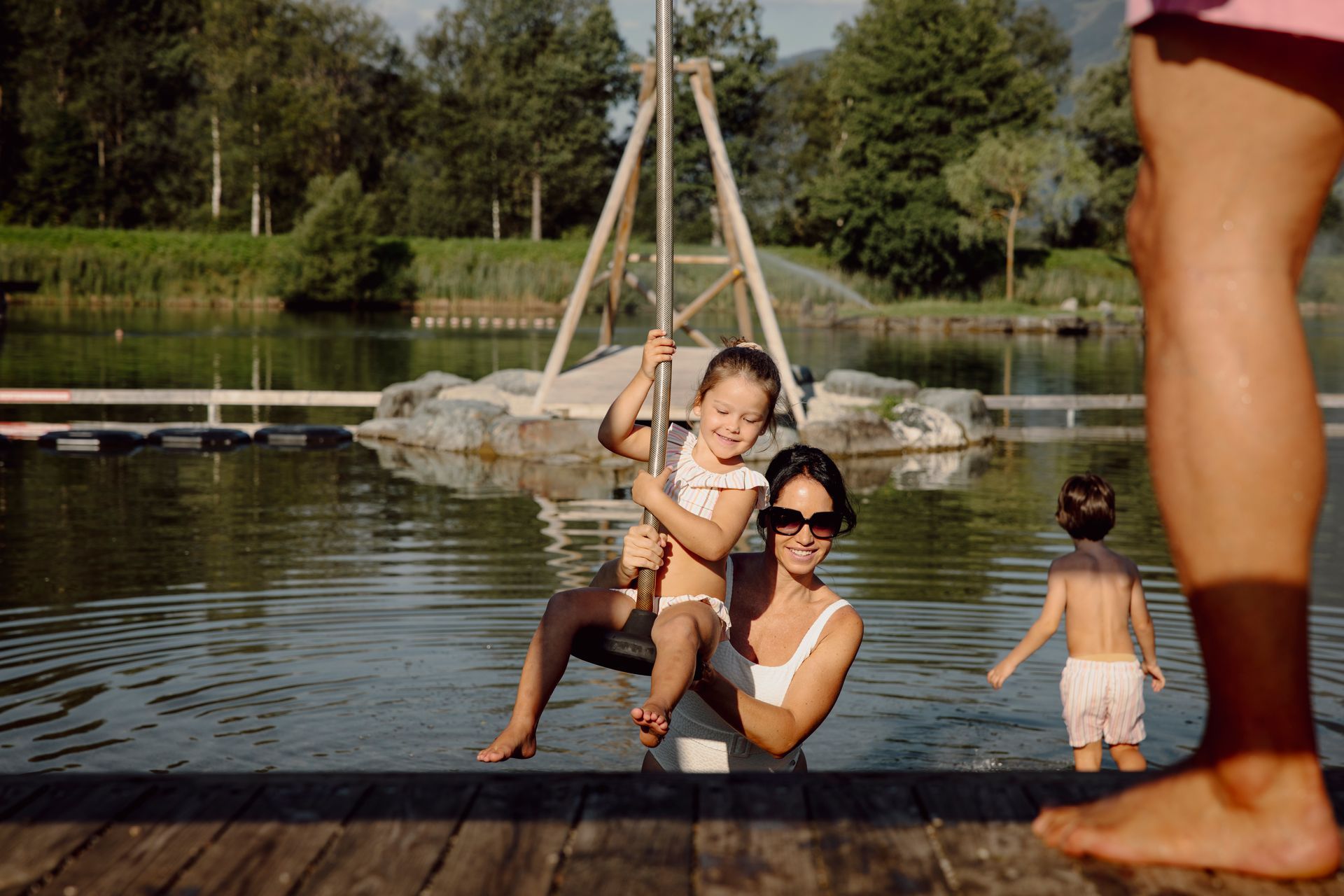 Familie spielt im Wasser