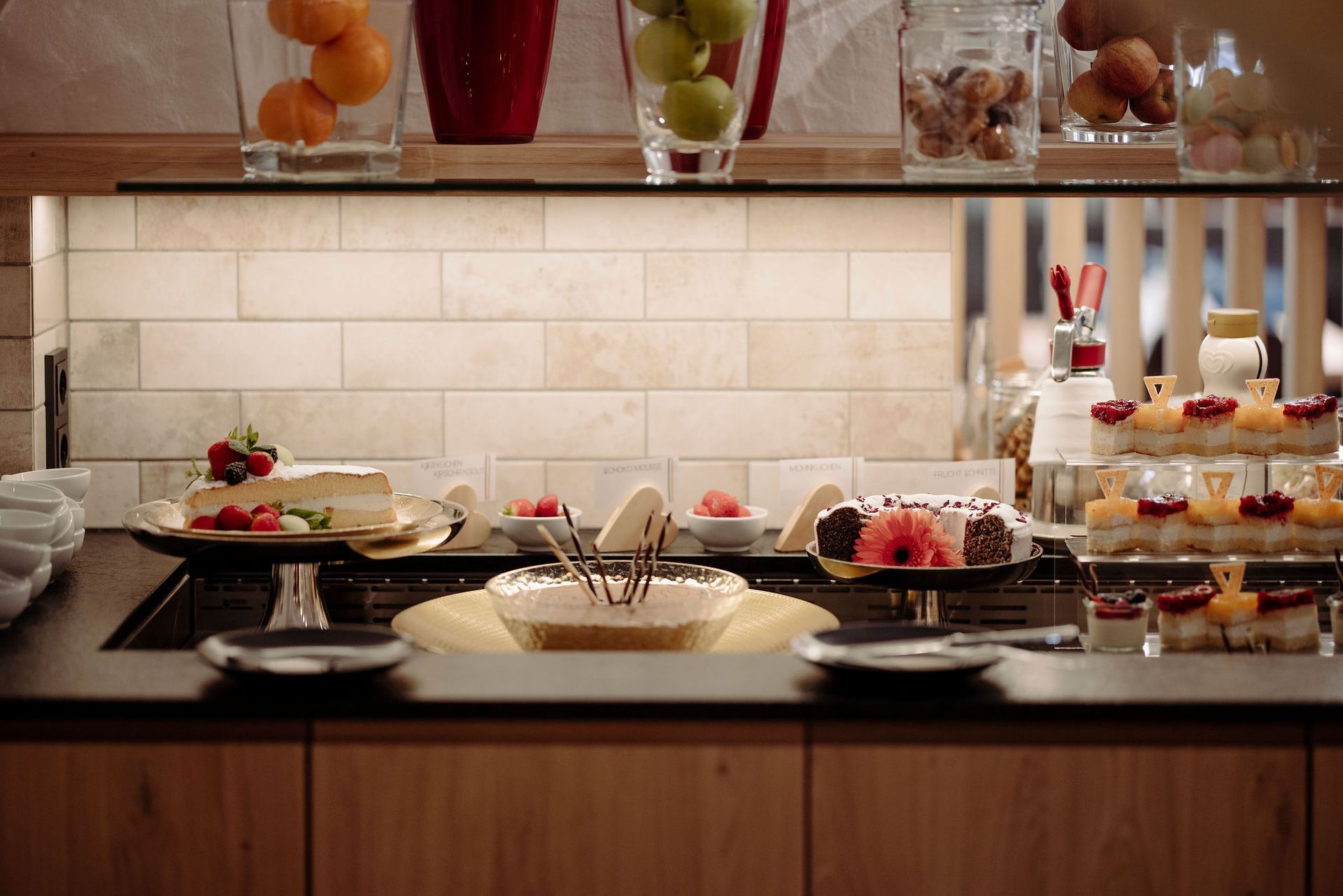 Ein Buffet-Tisch mit Tellern voller Essen und Obst darauf