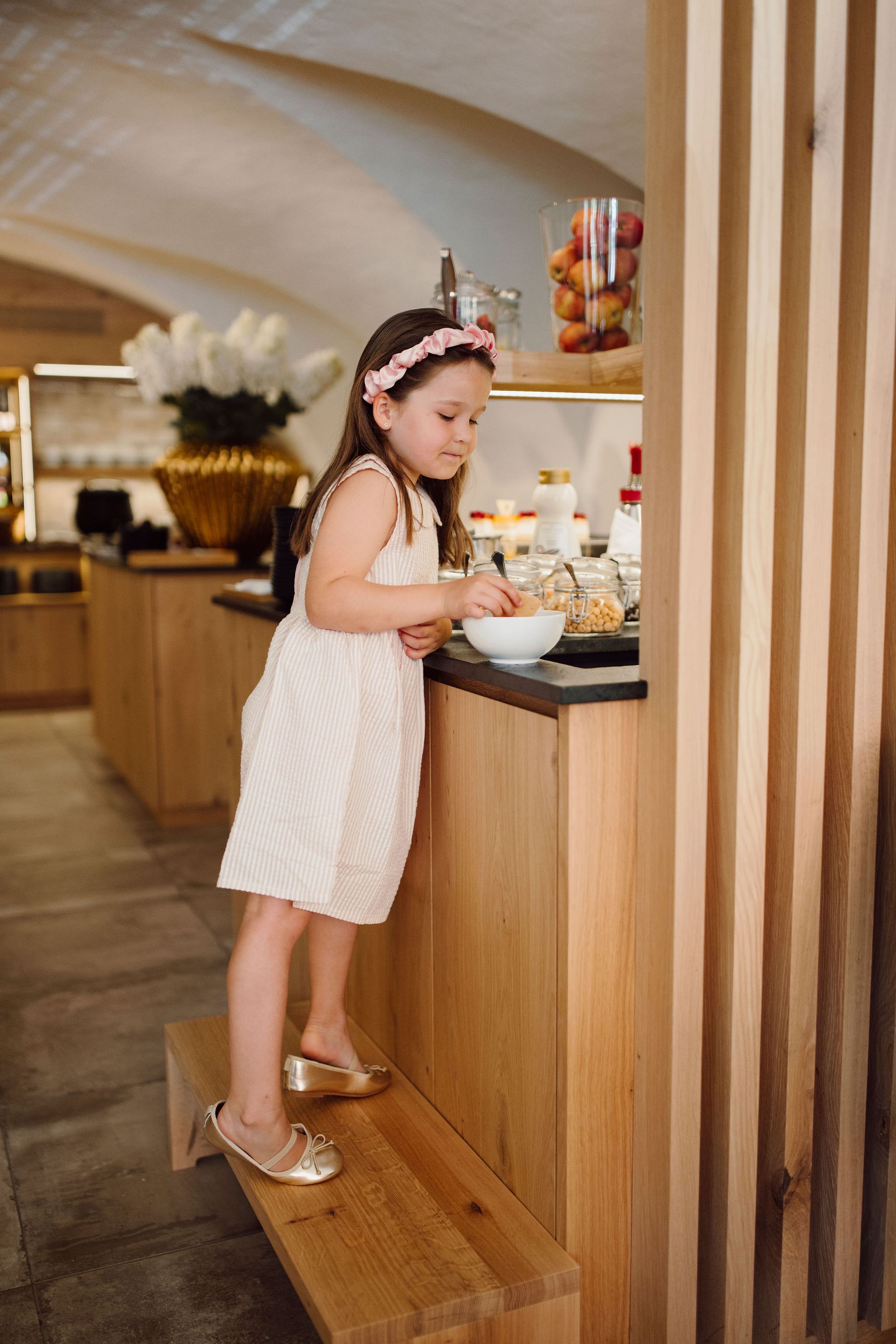 Kleines Mädchen füllt sich Essen auf ihren Teller beim Buffet