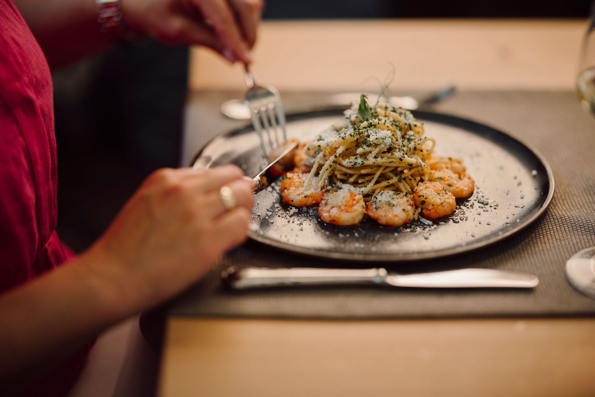 Zwei Skifahrer an einem kalten Tag beim Runtersausen, im Hintergrund die Sonne.