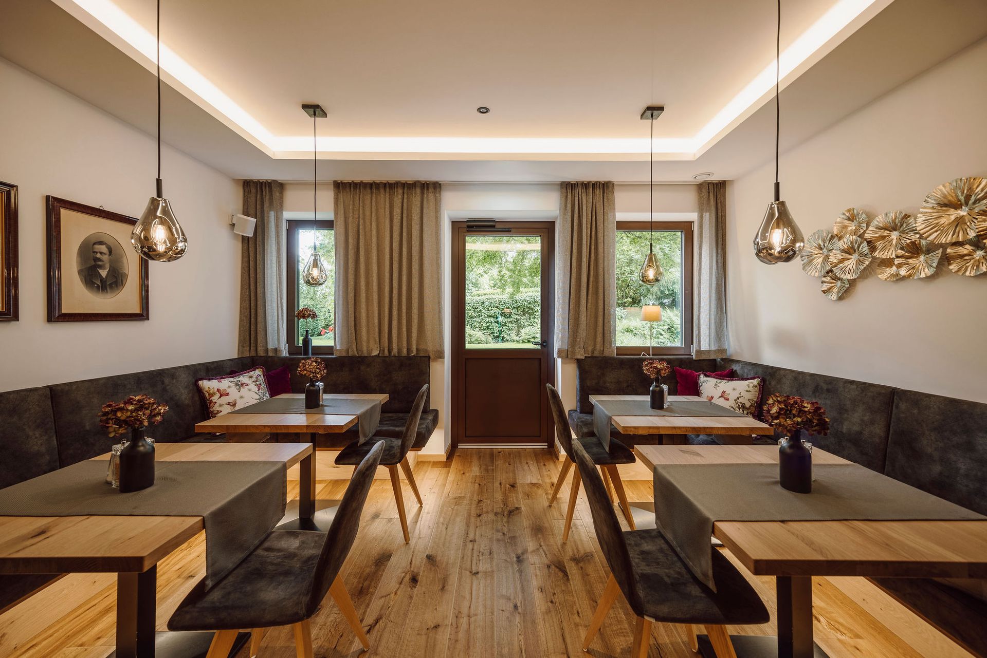 Schöner moderner und gemütlicher Essensbereich