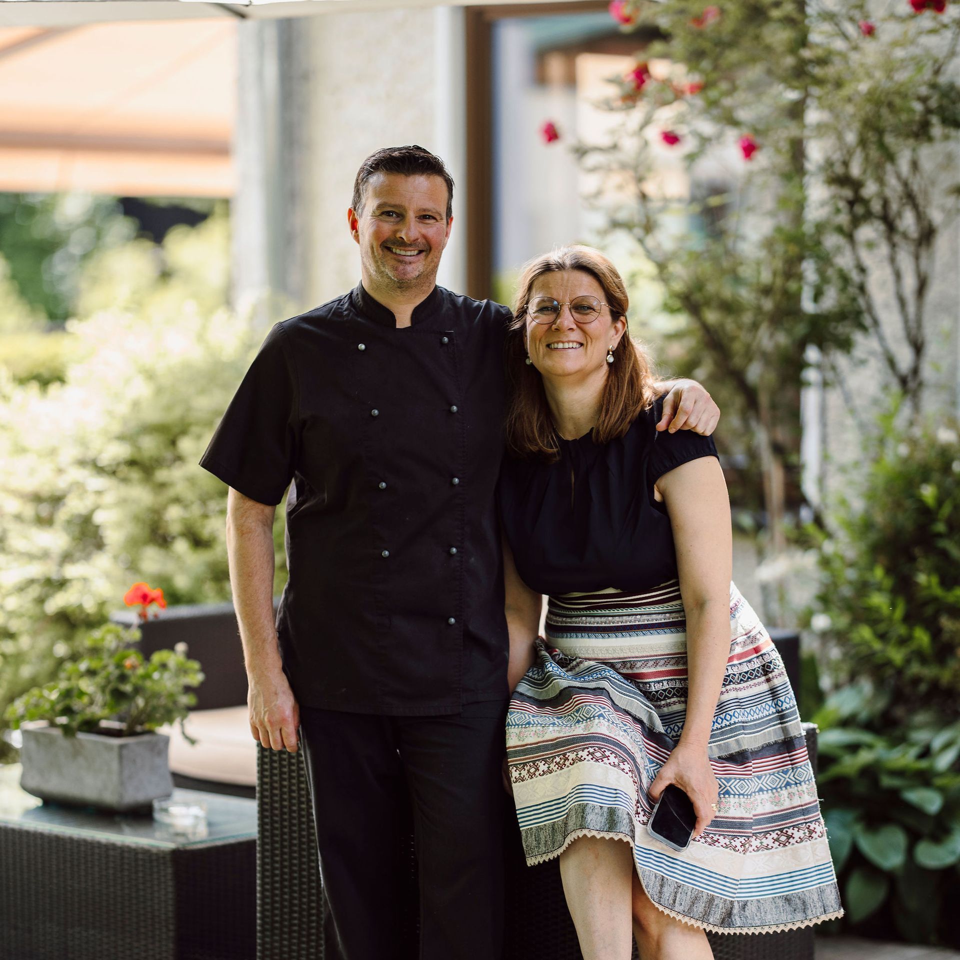 Ein Mann und eine Frau posieren zusammen für ein Foto und lächeln.