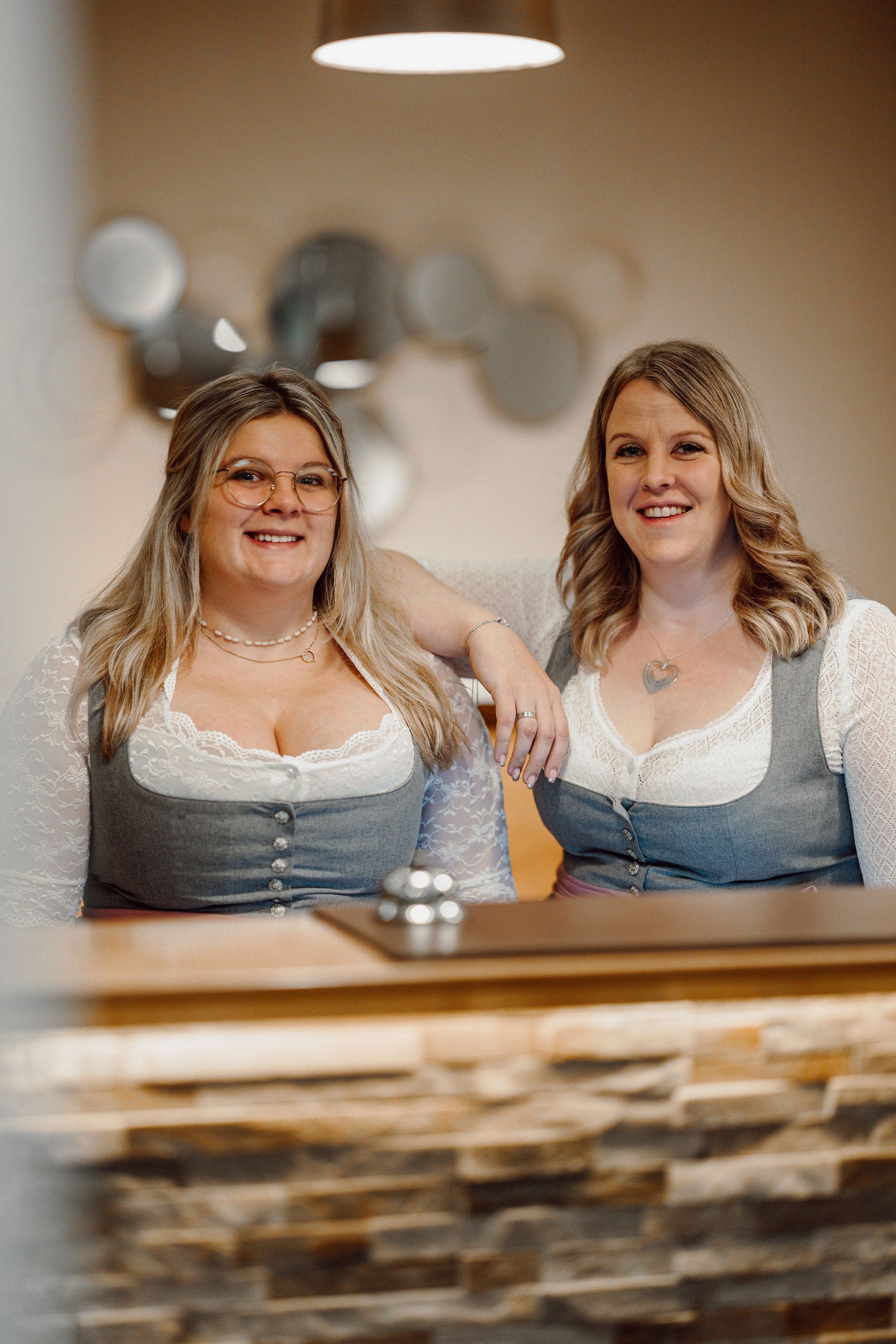 Zwei Frauen stehen nebeneinander an einer Theke in einem Restaurant.