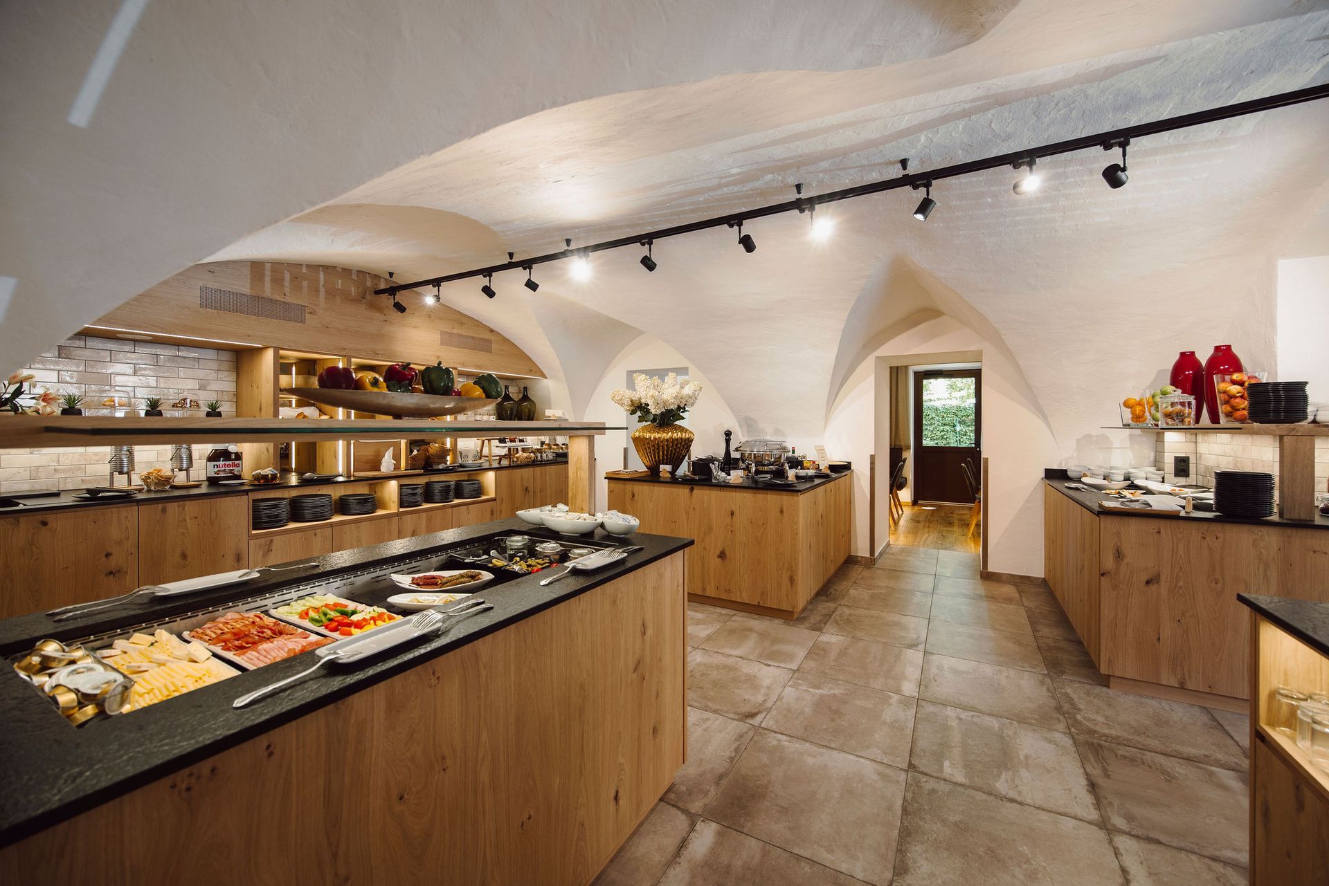 Ein Buffetbereich in einem Restaurant mit viel Essen auf den Tischen.