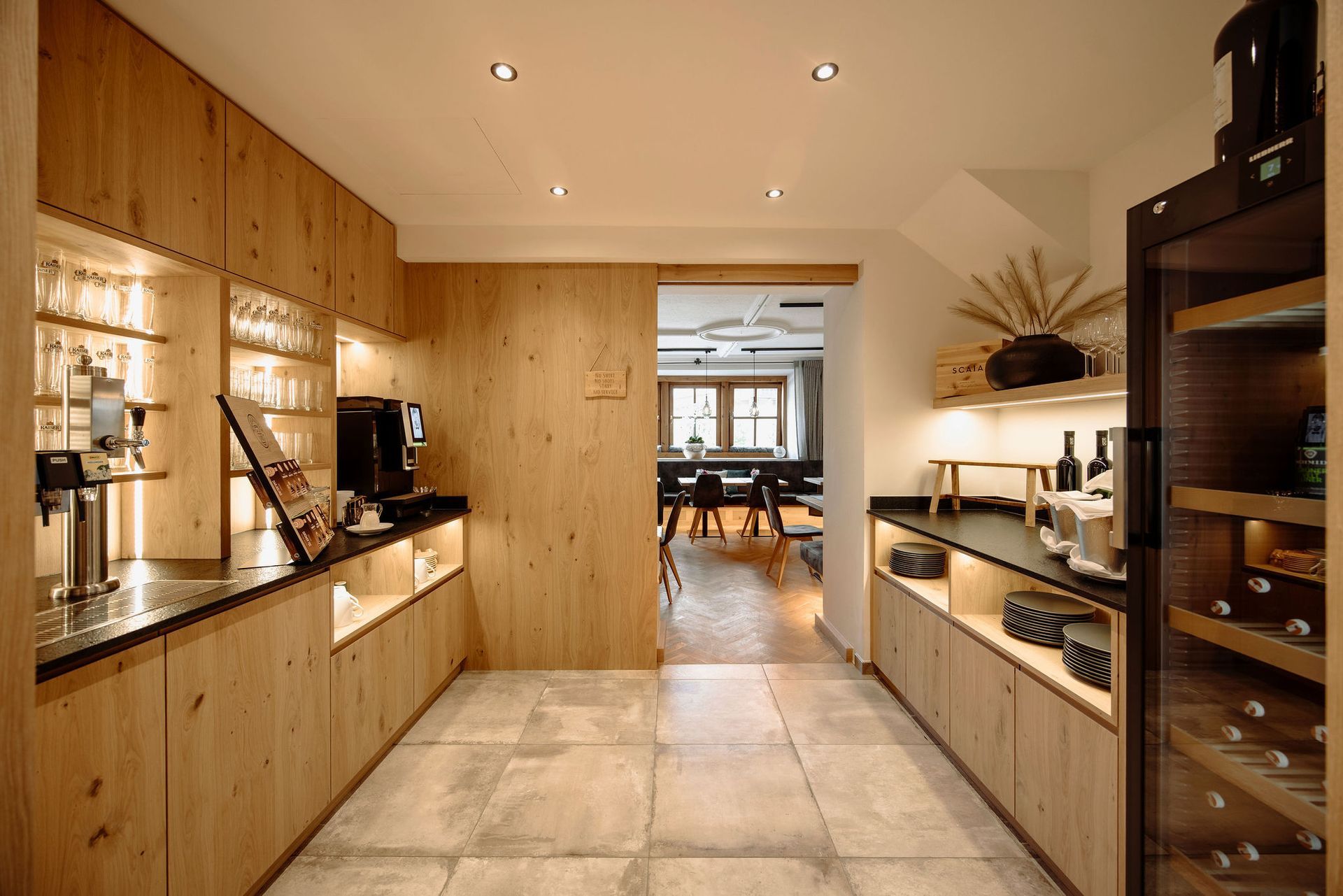 Eine Küche mit Holzschränken und einem Weinkühler