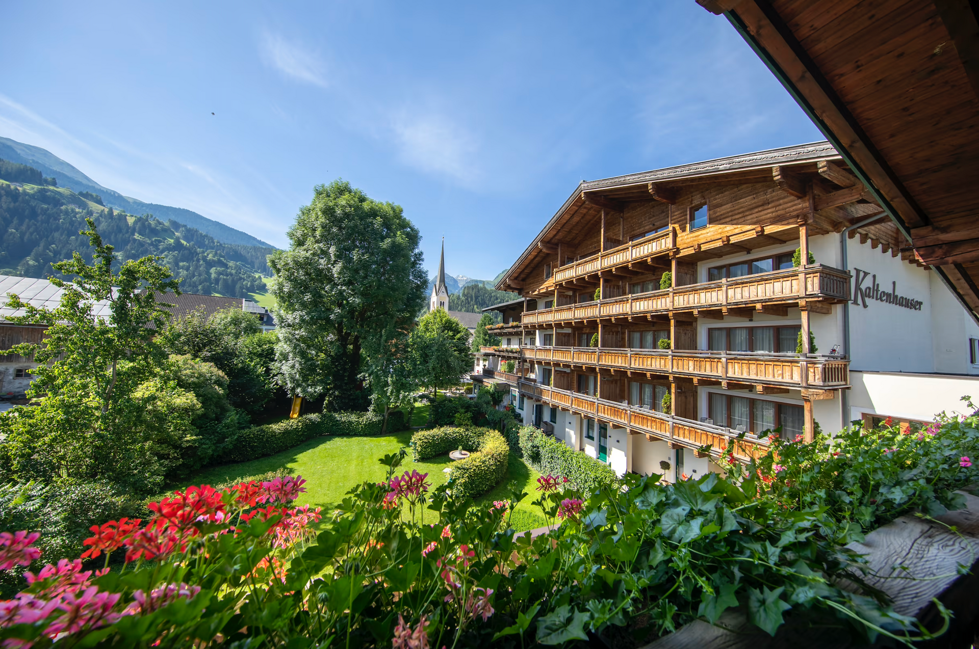 Ein Hotel mit vielen Balkonen und Blumen davor