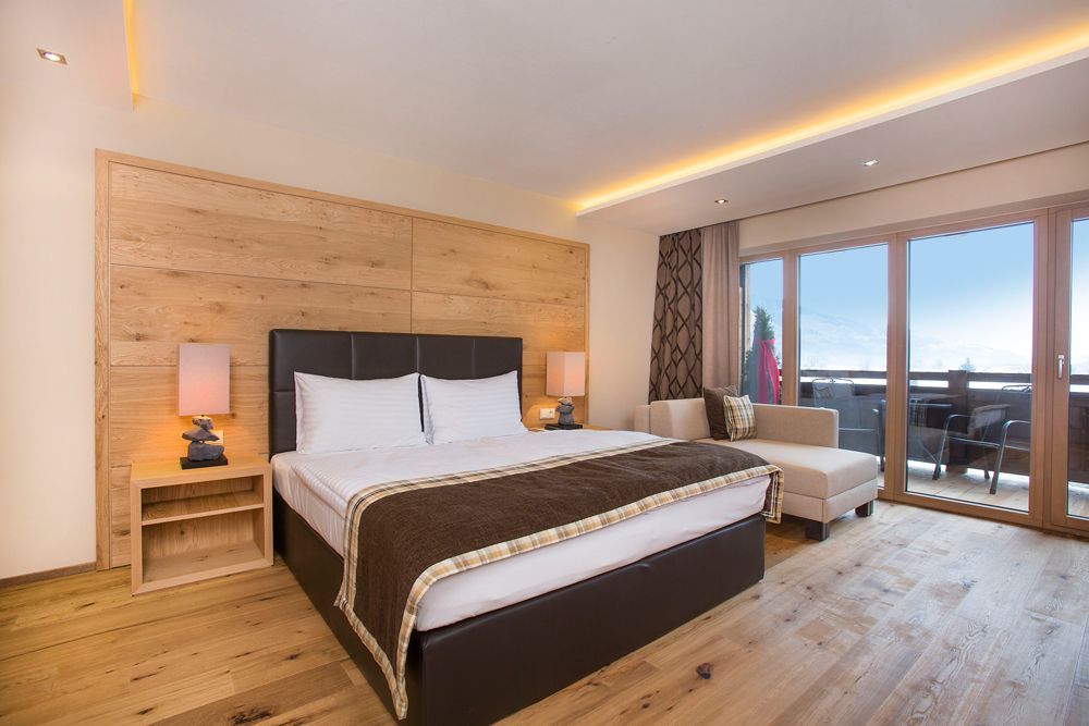 Ein Hotelzimmer mit einem großen Bett und einem großen Fenster.