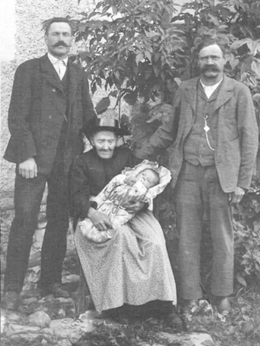 Ein SchwarzweiĂfoto von drei Männern und einer Frau, die ein Baby hält