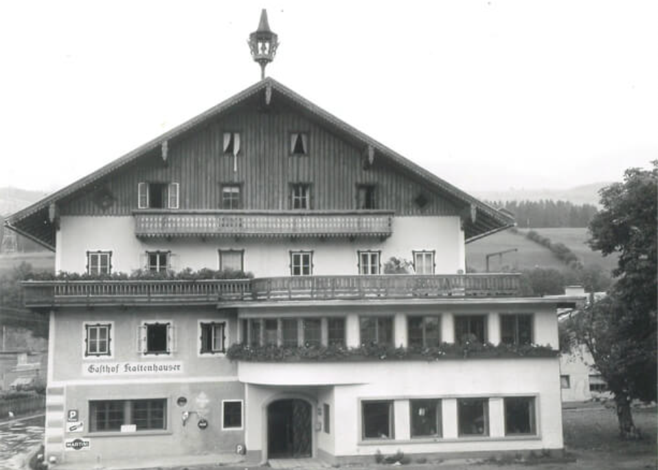 Ein SchwarzweiĂfoto vom Hotel Kaltenhauser