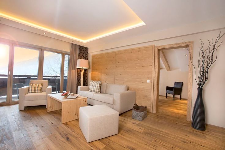 Panoramasuite mit Couch, Sessel, Couchtisch und Vase.