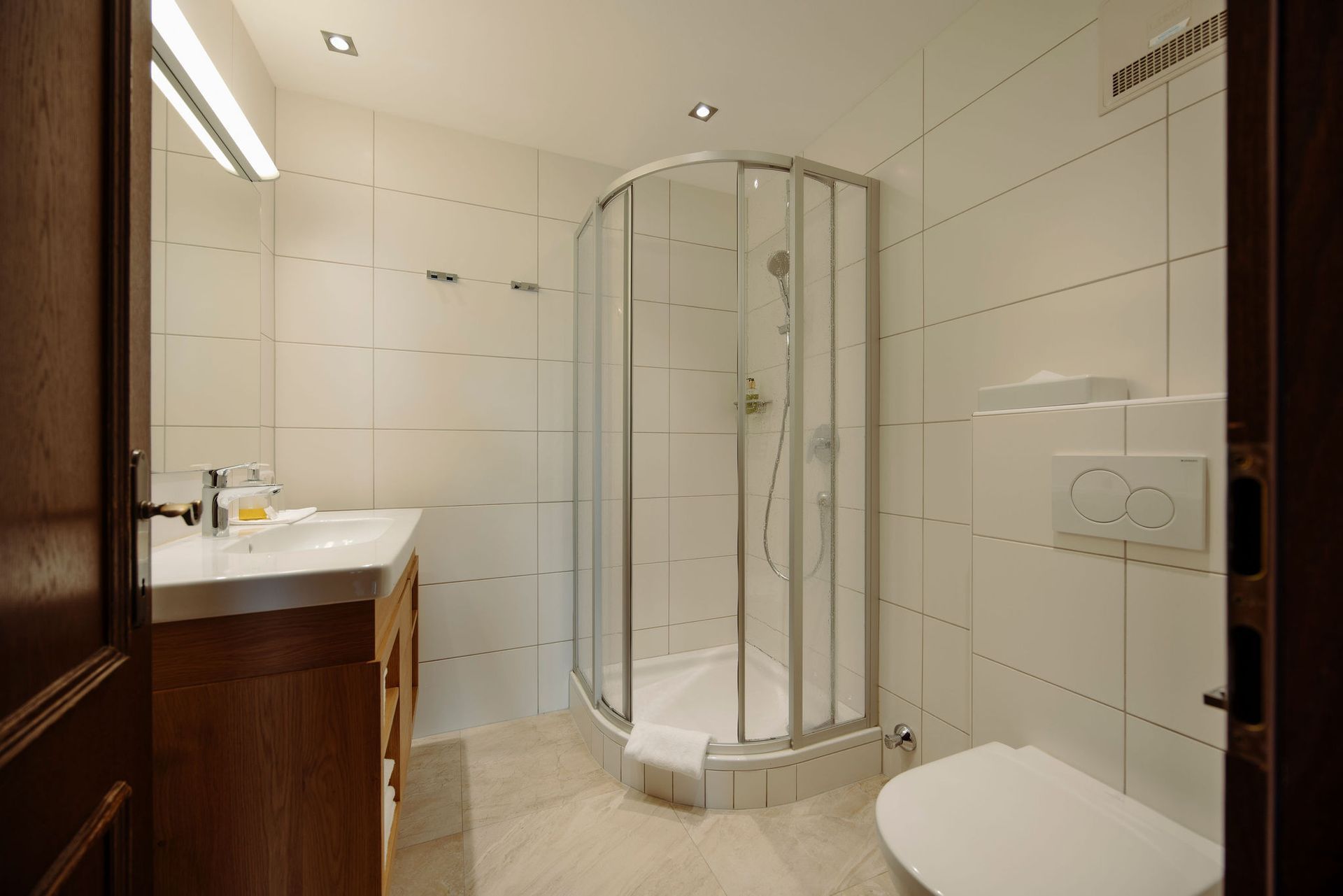 Bad mit hoher Dusche