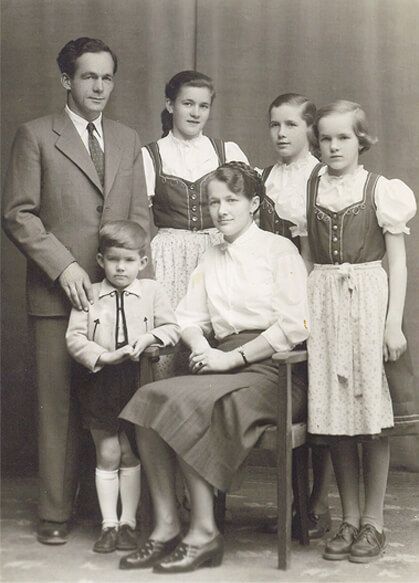 Ein SchwarzweiĂfoto einer Familie, die fĂźr ein Foto posiert