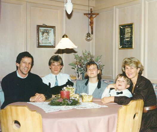 Eine Familie sitzt um einen Tisch