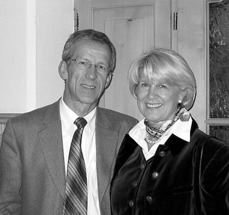 Ein SchwarzweiĂfoto von einem Mann und einer Frau, die fĂźr ein Foto posieren