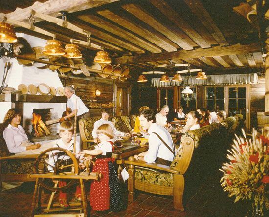 Eine Gruppe von Menschen sitzt an Tischen in einem Restaurant