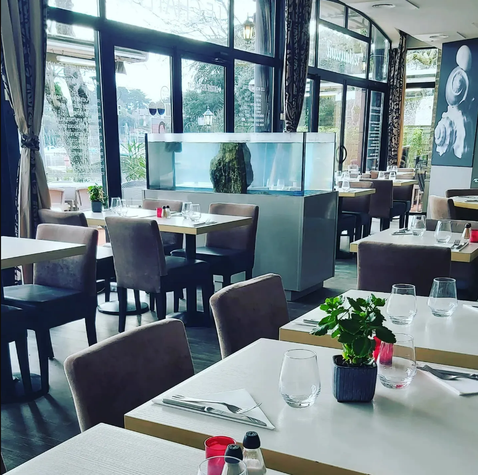 Salle de restaurant avec aquarium