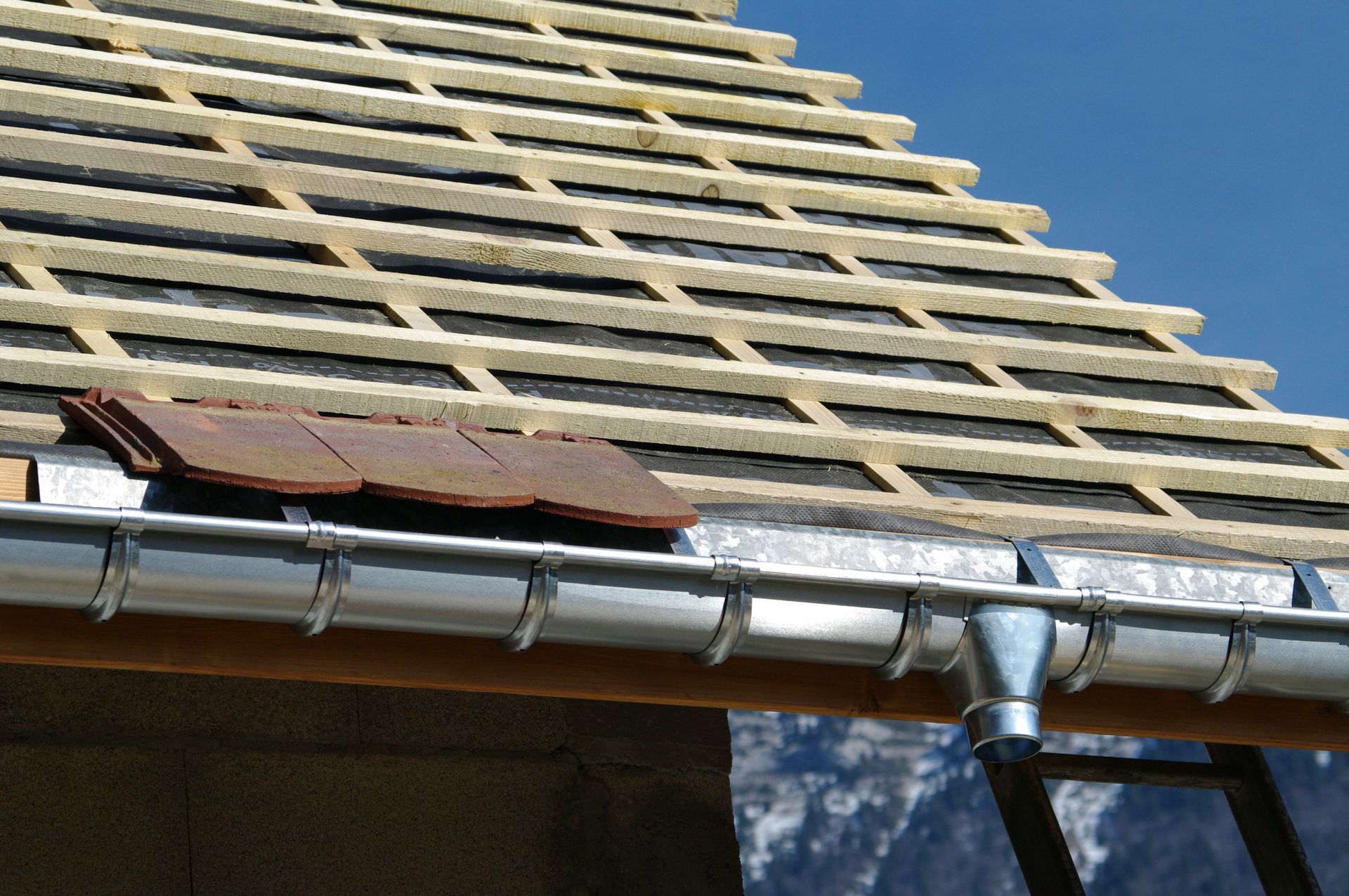 Gouttière en zinc installée sur une toiture en réfection