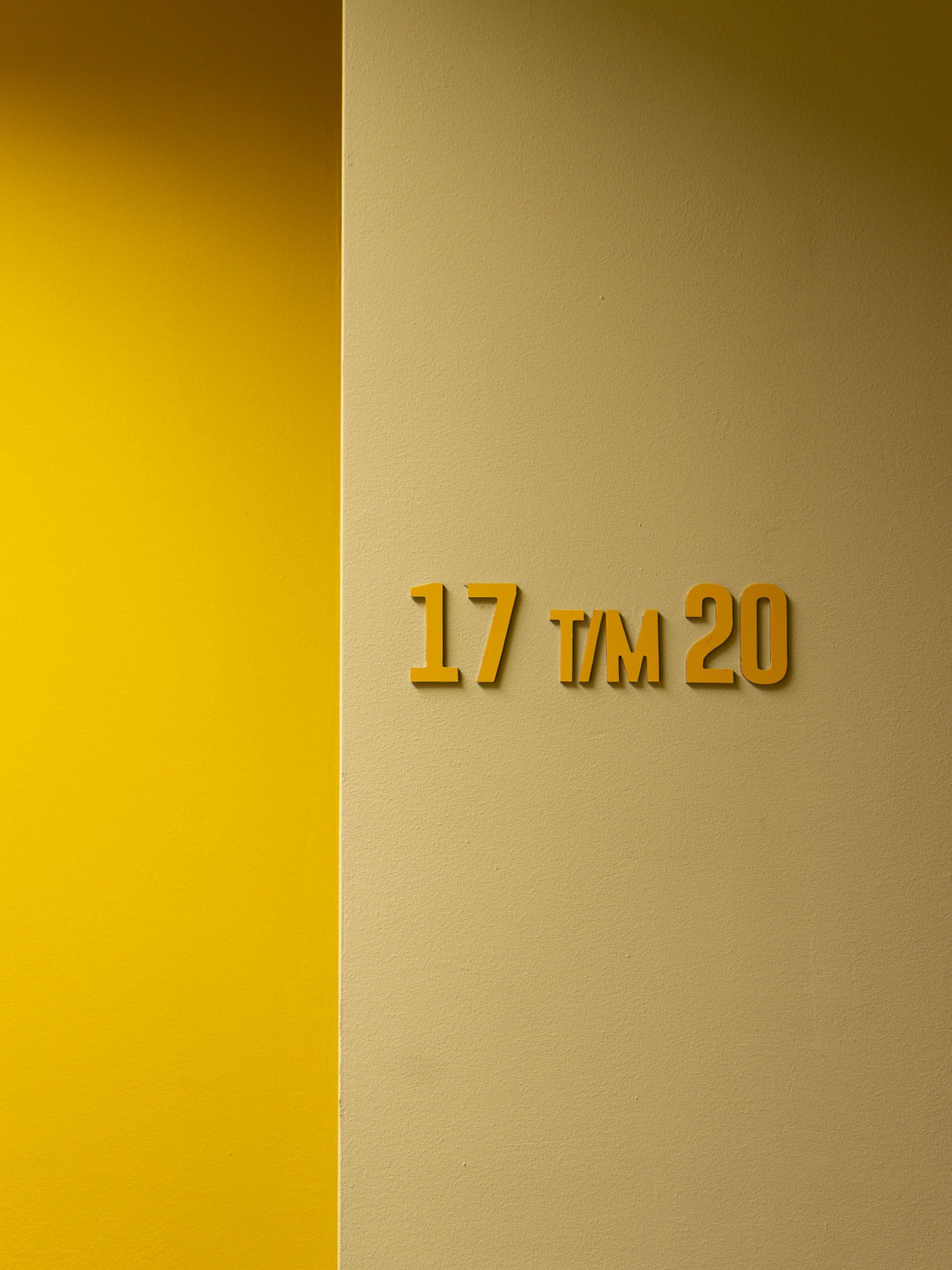 Een gouden muur met de cijfers 