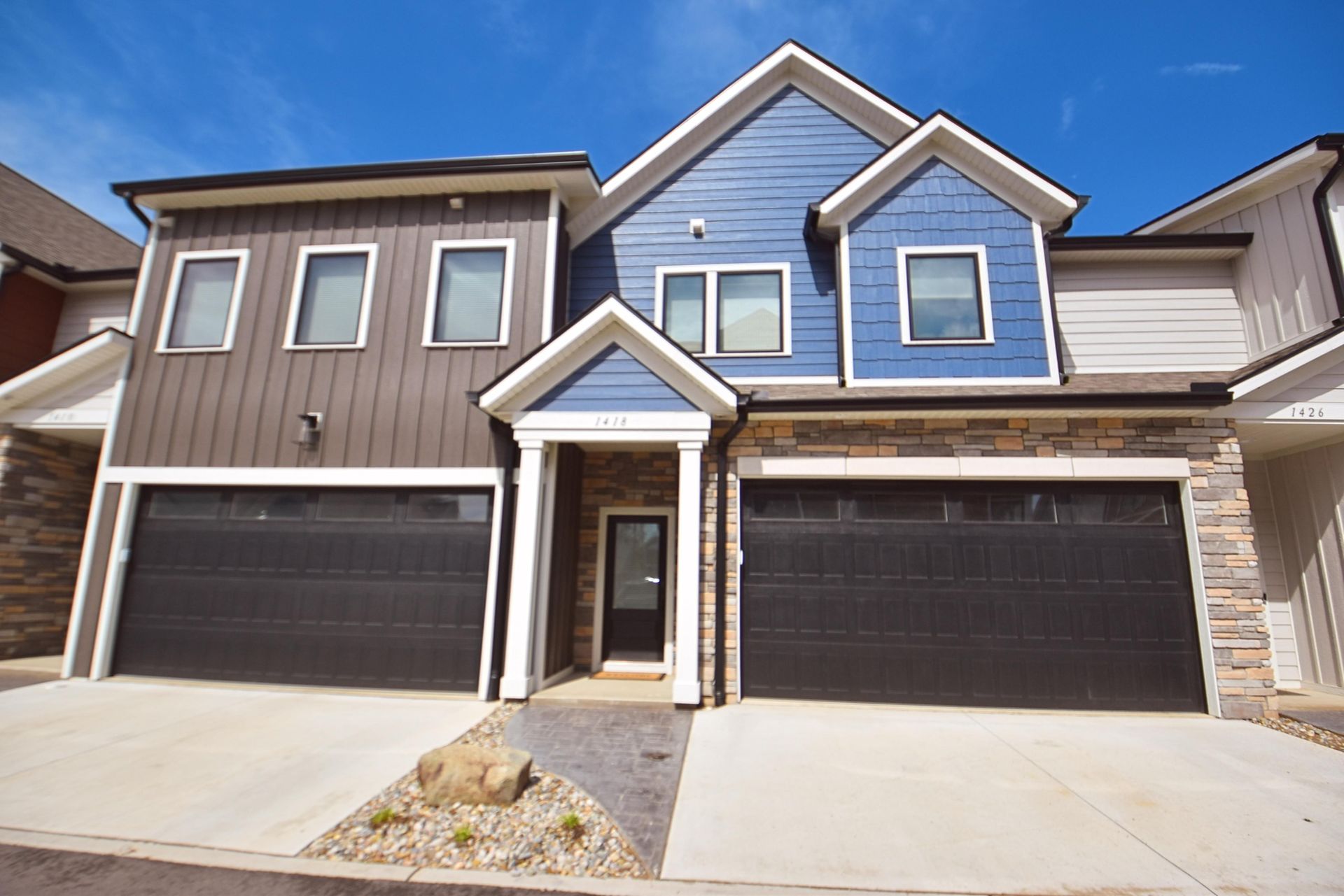 Luxury Townhouse near Notre Dame with Fireplace & Pit (1418)