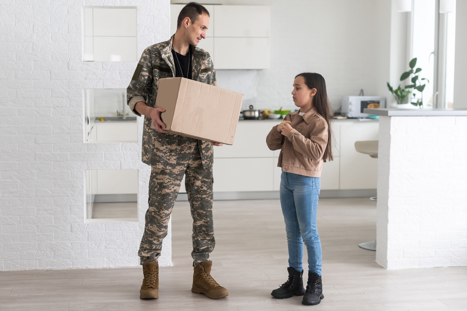 Militaire avec un enfant