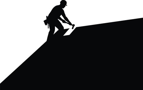 Silhouette d'un couvreur posant des bardeaux sur un toit.