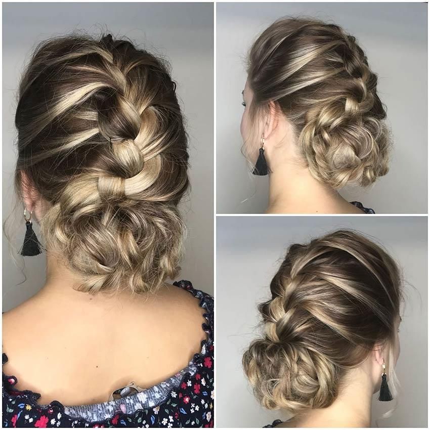 Eine Frau trägt einen geflochtenen Dutt und Ohrringe.