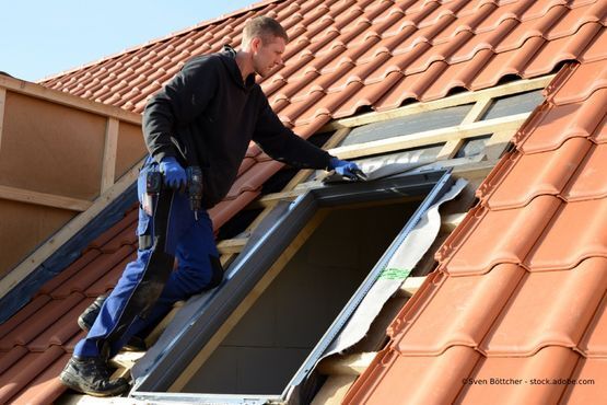 Mitarbeiter von Bernd Natusch Dachdecker GmbH baut Dachfenster ein