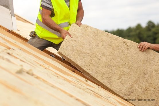 Mitarbeiter von Bernd Natusch Dachdecker GmbH decken Dach
