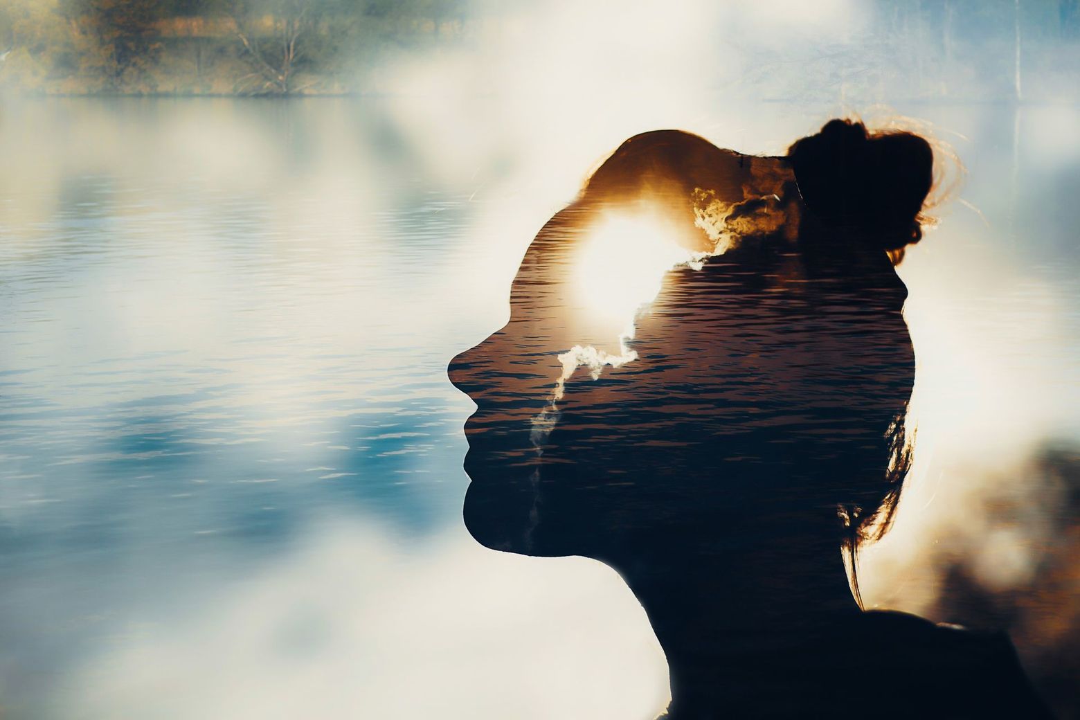 Une femme avec un rayon de soleil dans la tête