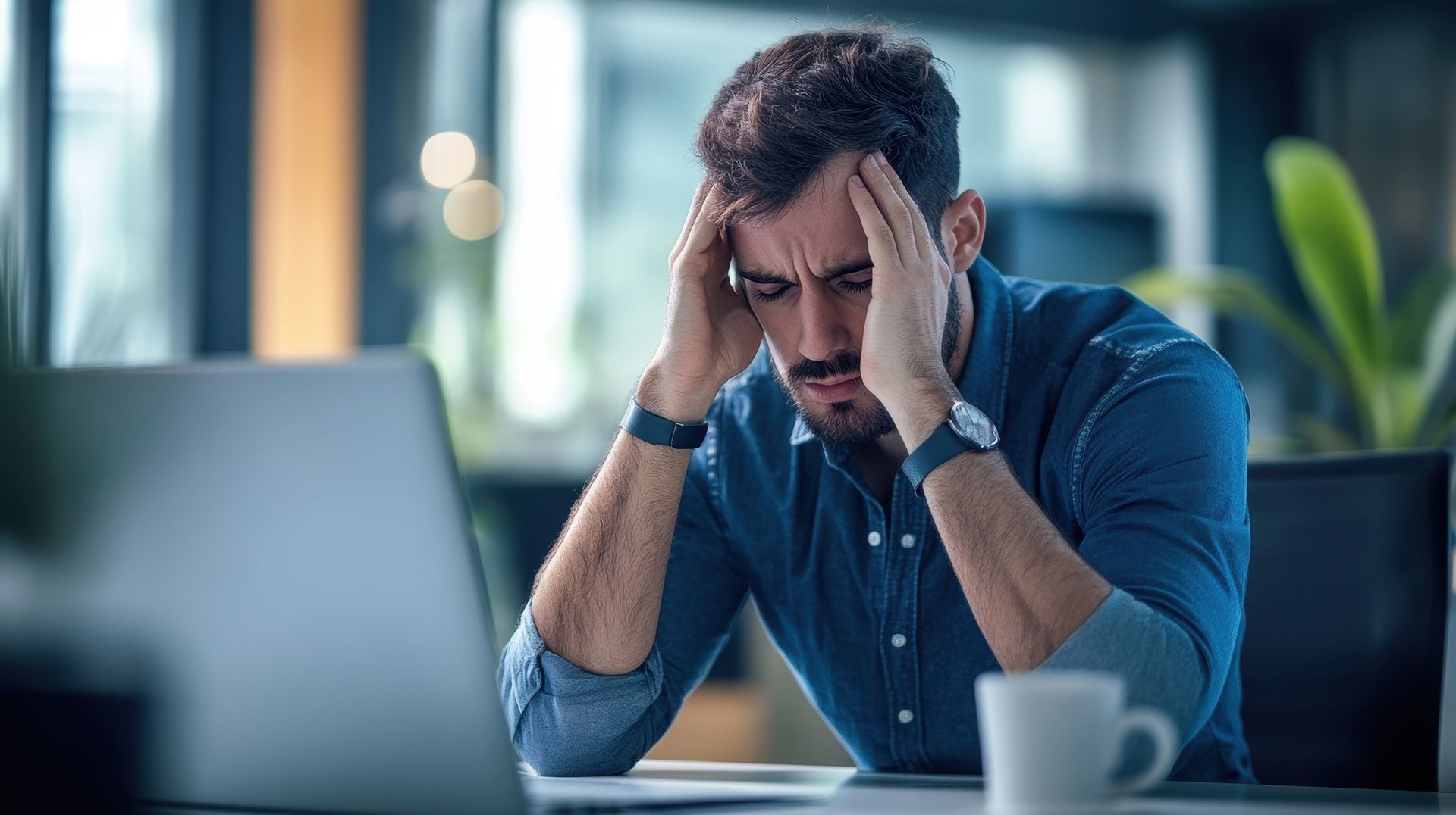 Un homme se tenant la tête