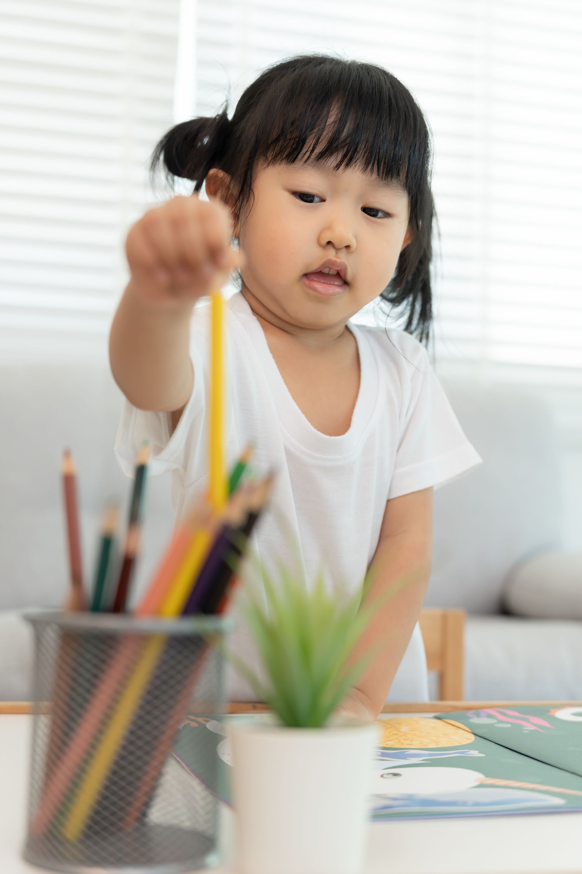 Un enfant prenant un crayon de couleur