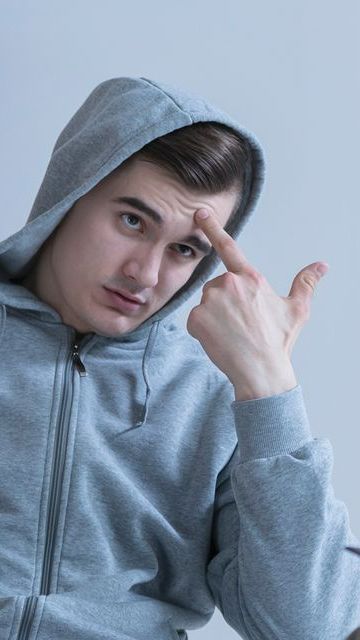 Un adolescent se tenant la tête