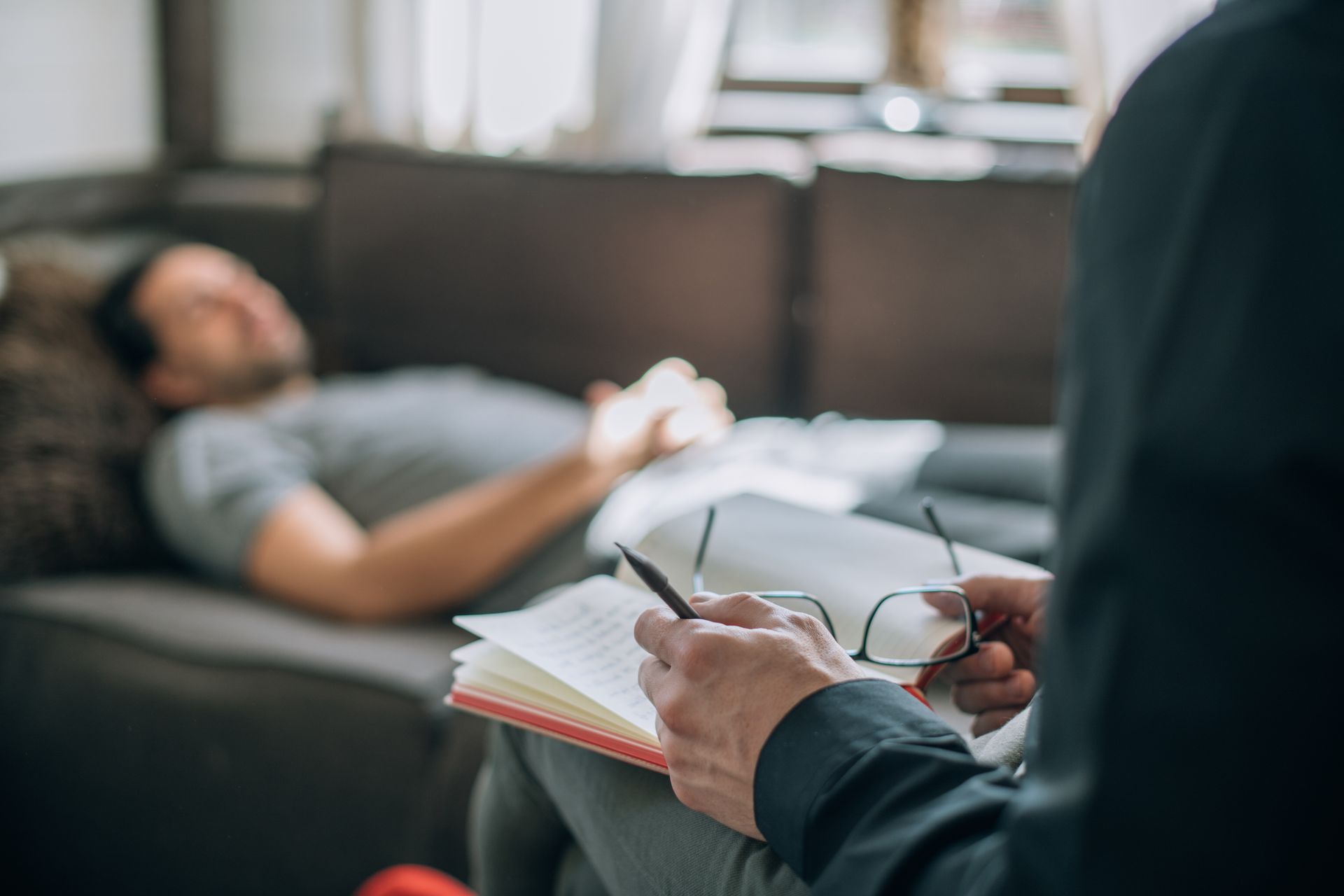 Un homme couché sur un divan devant son psychologue