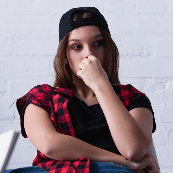 Une adolescente en pleine réflexion