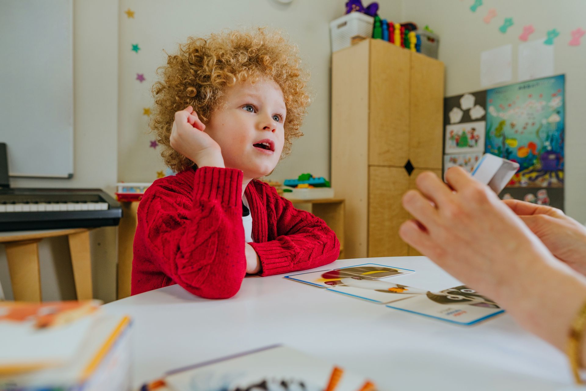 Un enfant regardant une carte