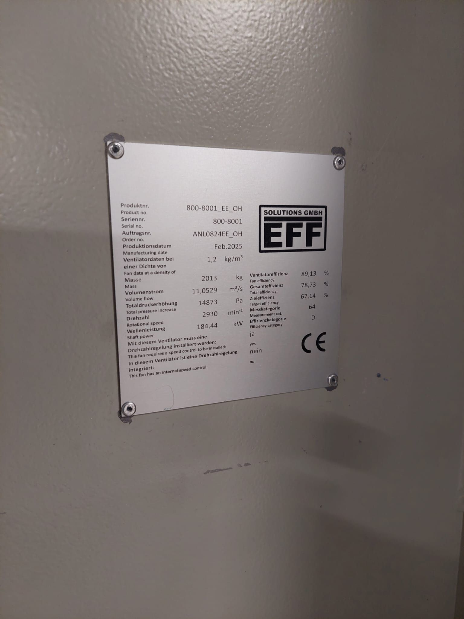 Metallplatte auf hellgrauer Oberfläche mit technischen Spezifikationen und dem Logo „EFF“; CE-Kennzeichnung sichtbar.