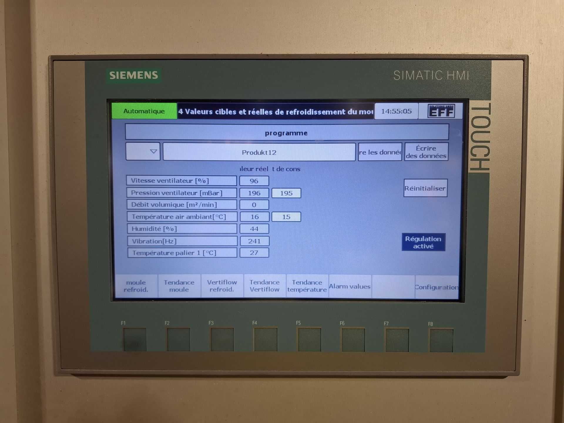 Touchscreen-Display auf einem Bedienfeld; zeigt Dateneingabefelder und Optionen an.
