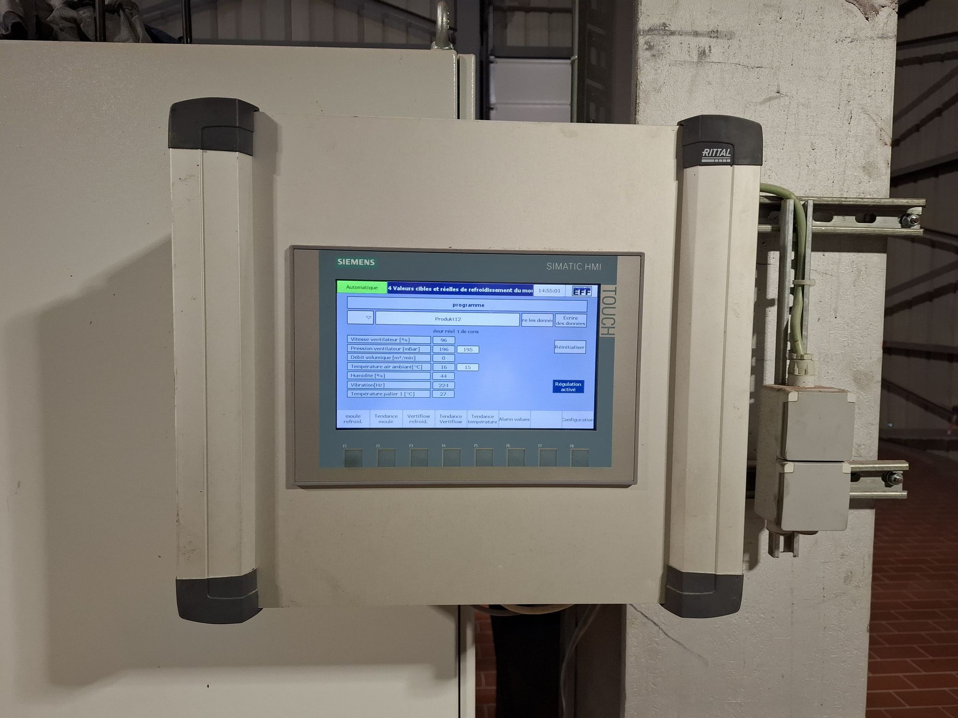 Bedienfeld mit Touchscreen zur Datenanzeige, an der Wand montiert.