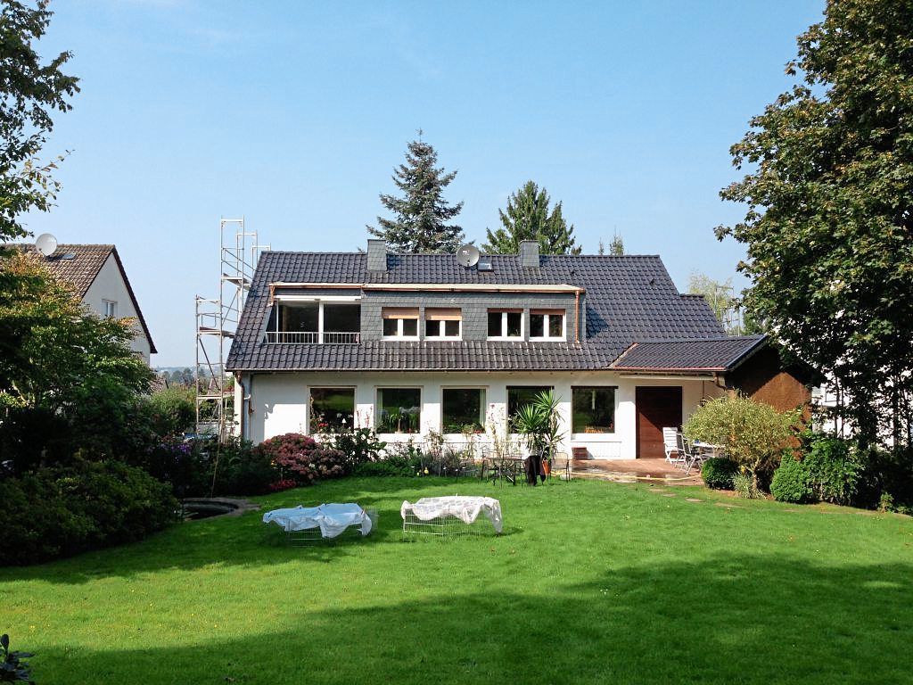 Steildach Mehrfamilienhaus mit Garten