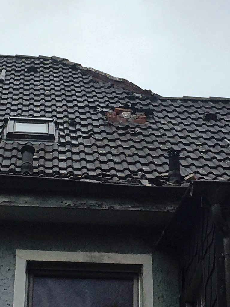 Reparaturarbeiten Dachziegel von unten aufgenommen