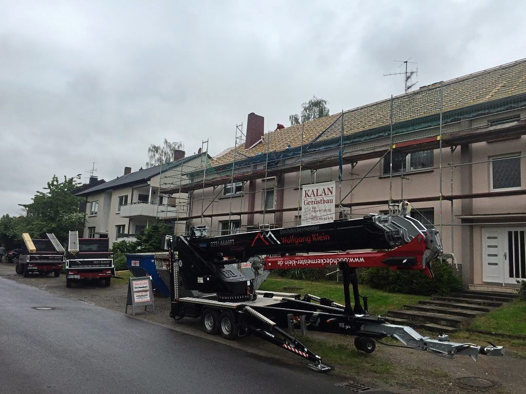Hubsteiger vor kleinem Haus