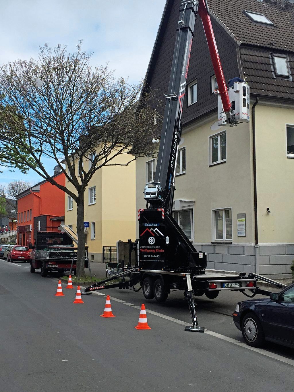 Hubsteiger mit Straßensperrung