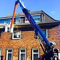 Hubsteiger vor kleinem Haus