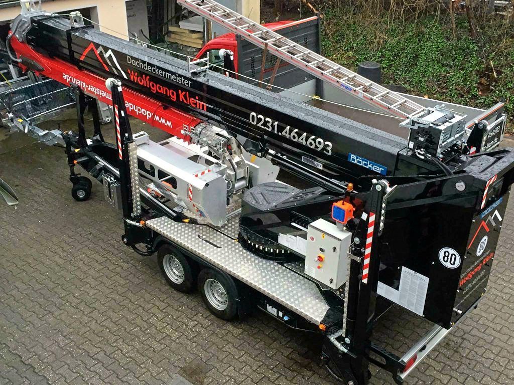 Hubsteiger auf Anhänger von oben