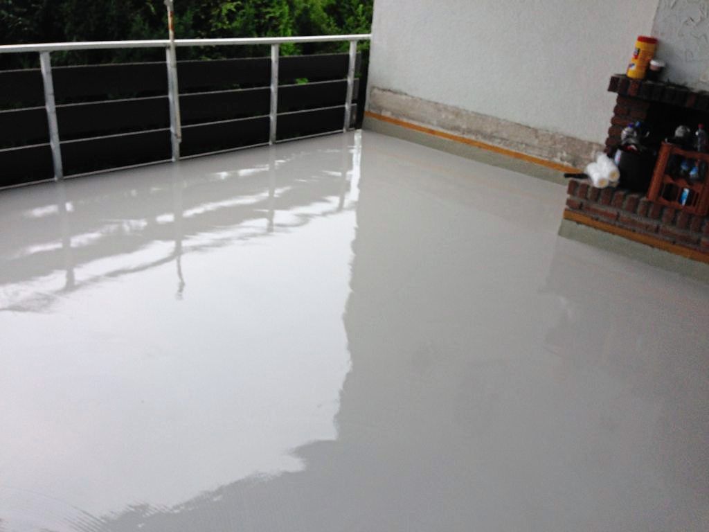 Renovierungsarbeiten an einem großen Balkon rechte Seite