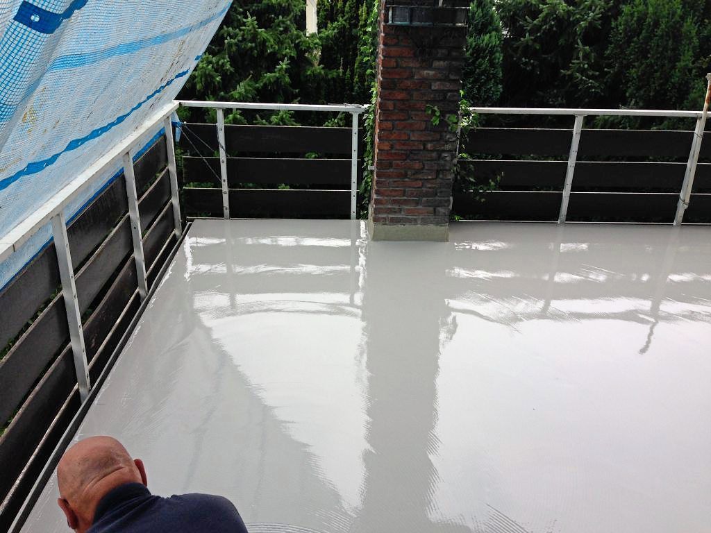 Renovierungsarbeiten an einem großem Balkon linke Seite